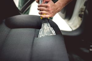 איך לנקות מושבי רכב